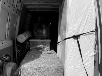Muebles protegidos con manta y film dentro de la furgoneta