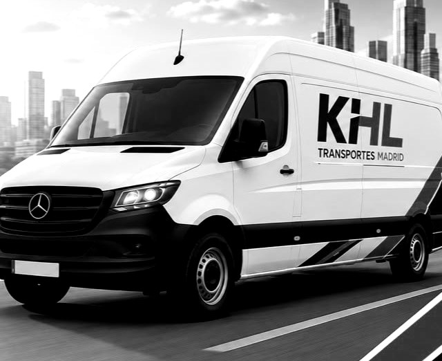 Furgoneta de reparto de KHL Transportes Madrid con la rotulación de la empresa