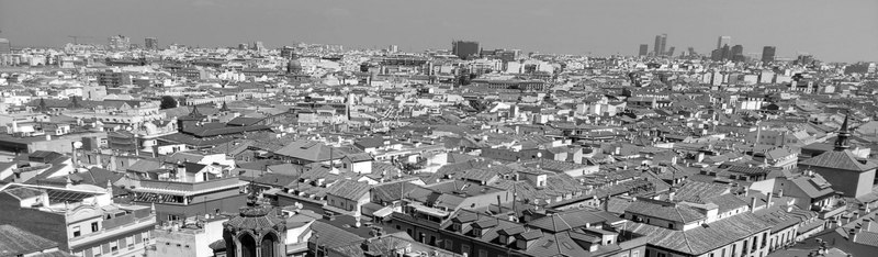 Vista aérea de los tejados de Madrid, con el perfil de la ciudad al fondo